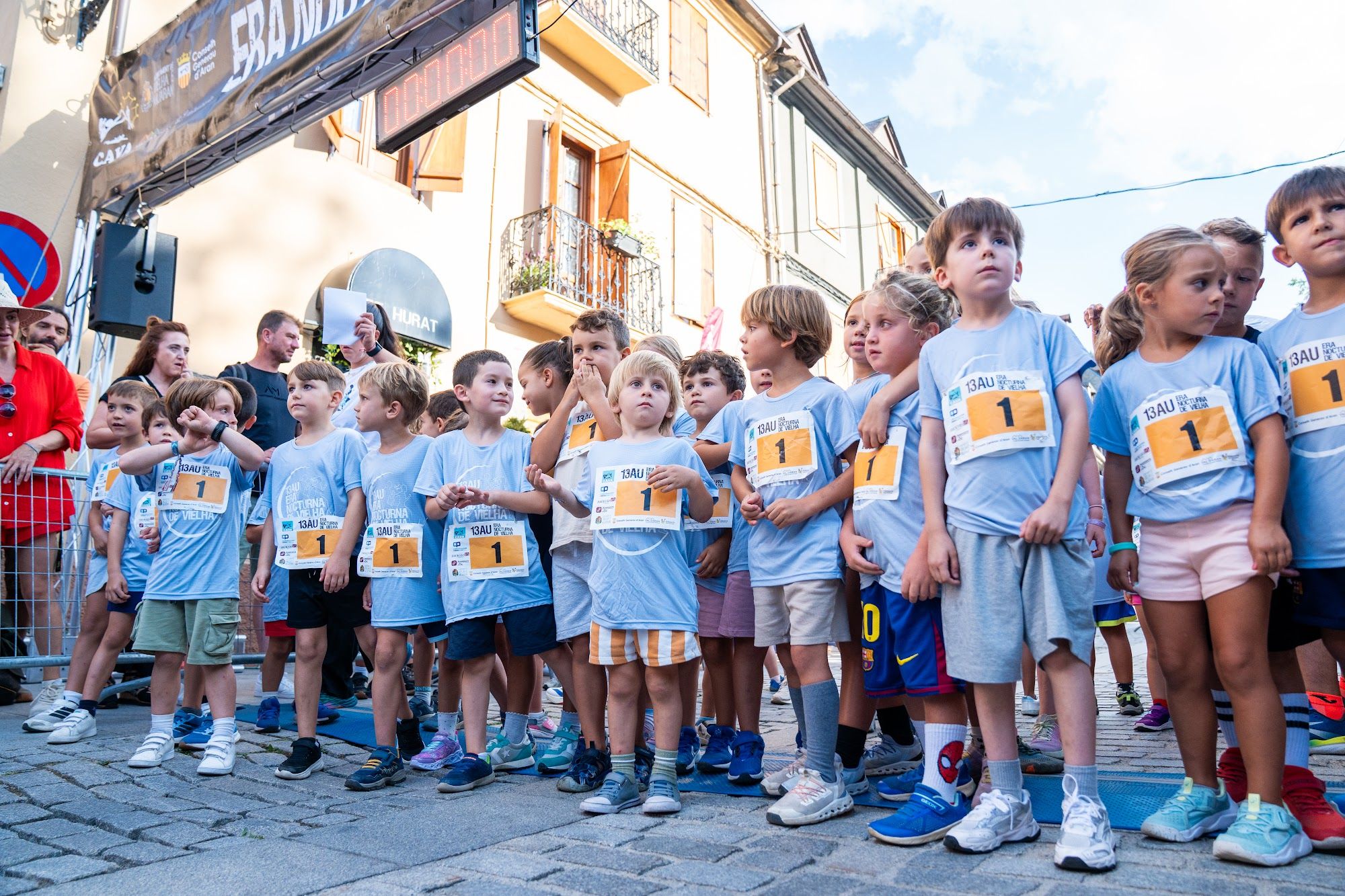 Niños y niñas en la línea de salida de la Txiki Nocturna