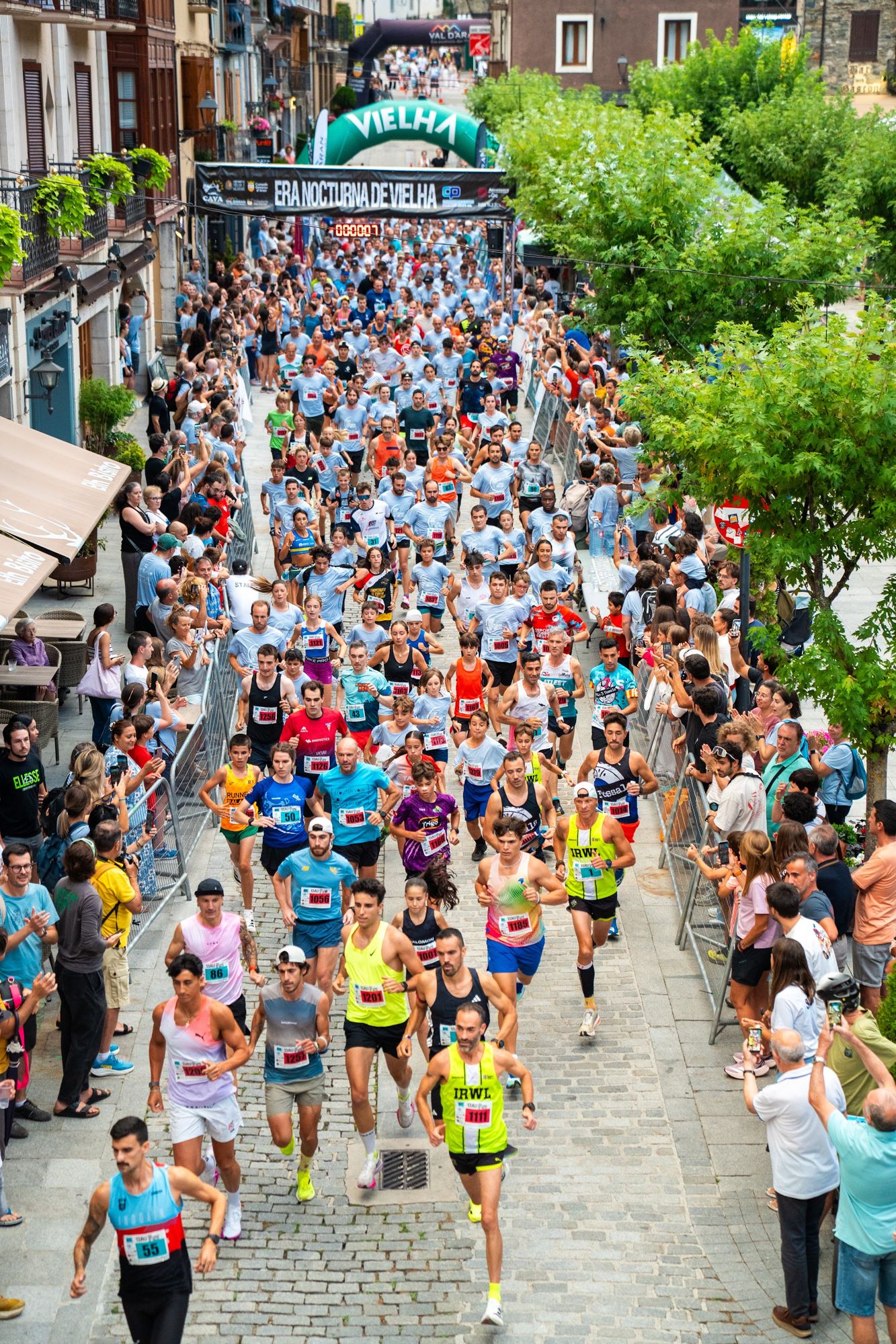 Salida de la 5K y la 10K vista desde arriba: la calle llena de corredores hasta el arco