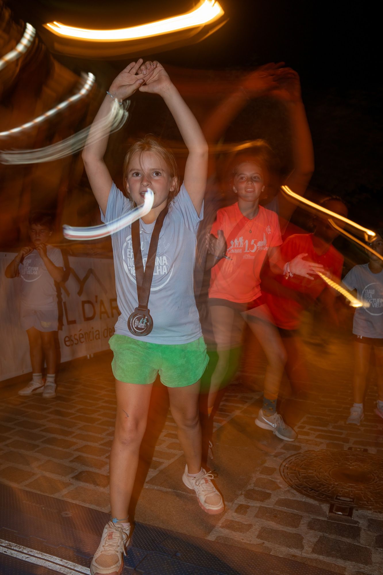 Niñas bailando con luces en movimiento