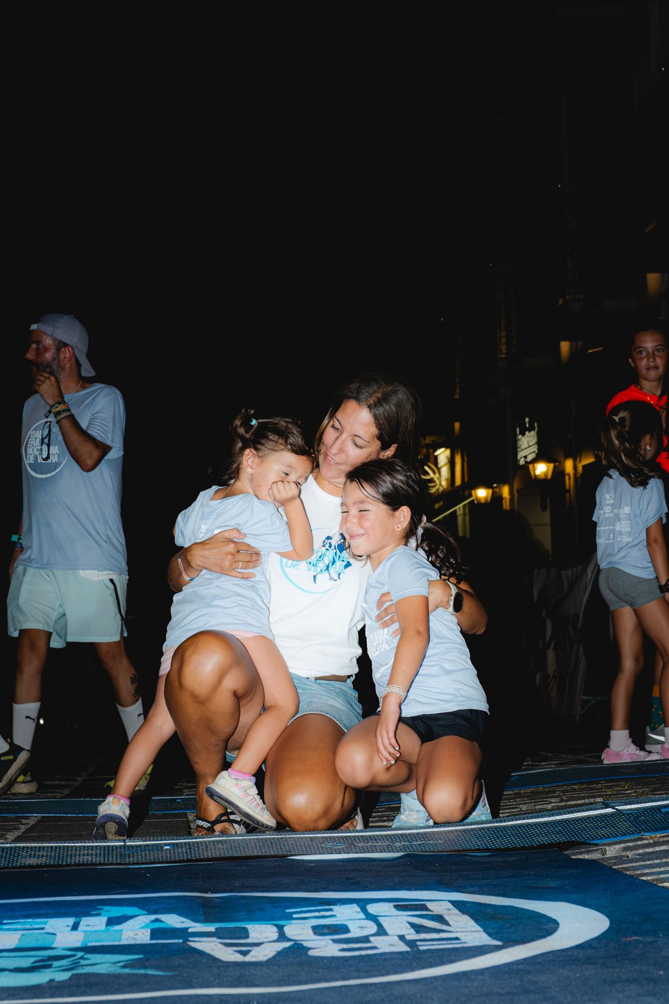 Abrazo de familia en la meta