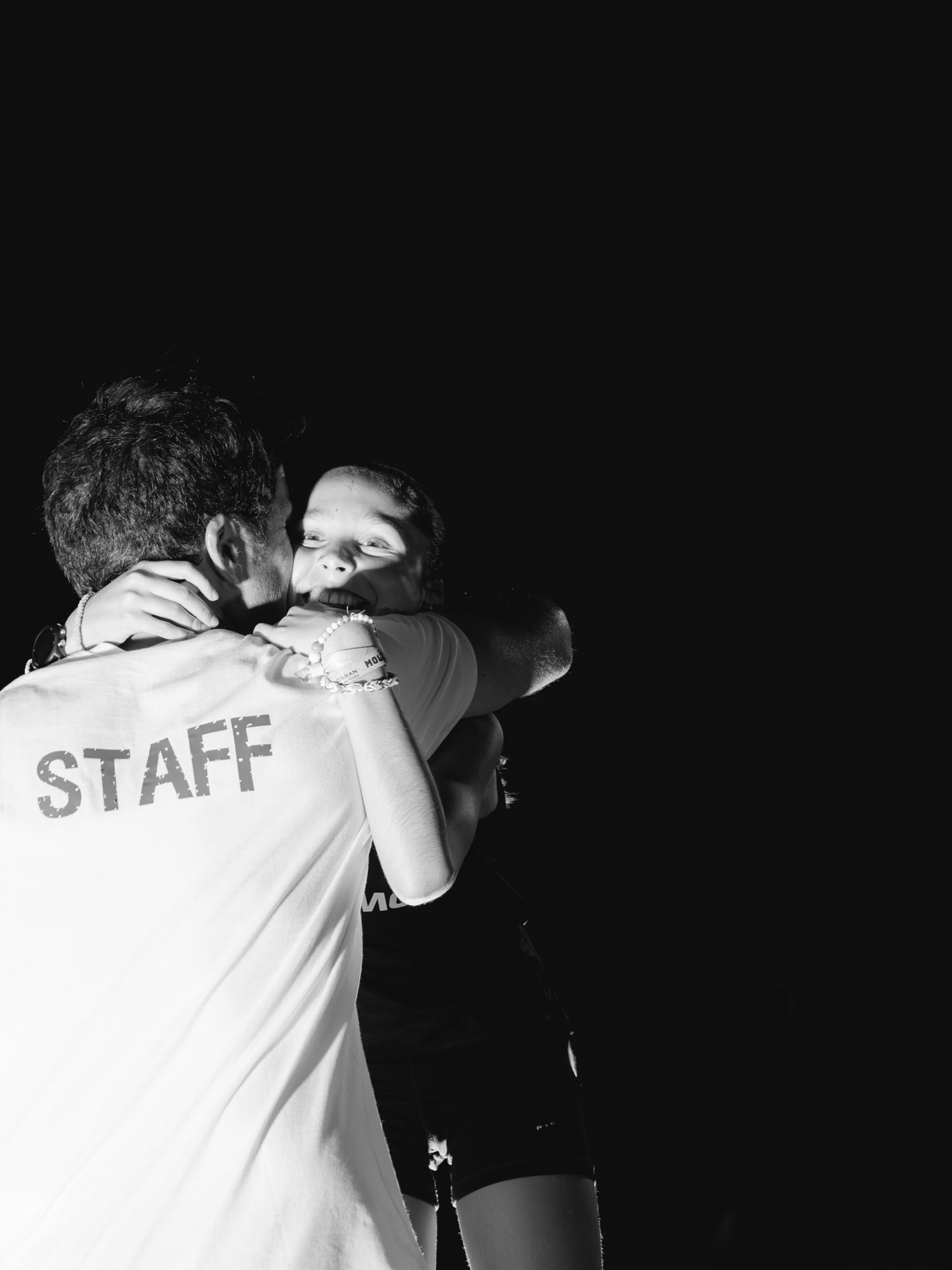 Abrazo de un miembro del staff, en blanco y negro