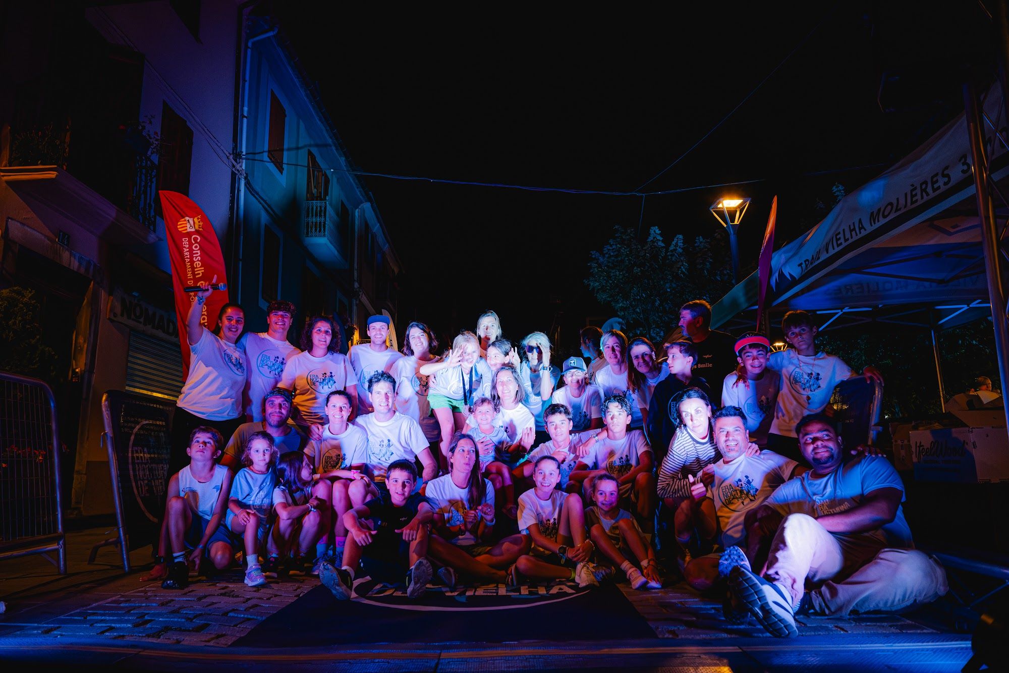 Foto de grupo del staff y los voluntarios en la meta, de noche
