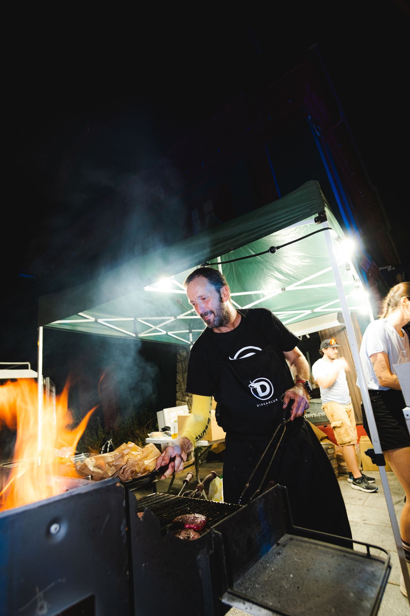 Parrilla con llamas, de noche